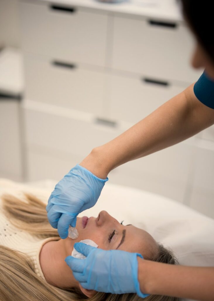 Patient på Estetikcentrum får injektionsbehandling av injektionssköterskan