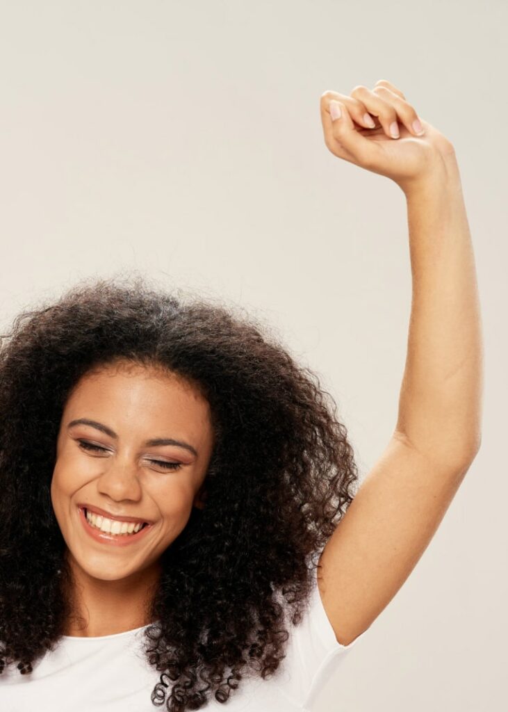 Glad kvinna mer mycket energi efter vitamindropp