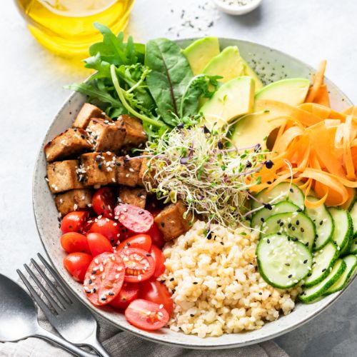 Hälsosam färgglad sallad på en tallrik