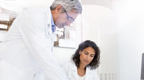 Dr Farooq Nasseri och Dr Tina Tos diskuterar på Estetikcentrum i Malmö