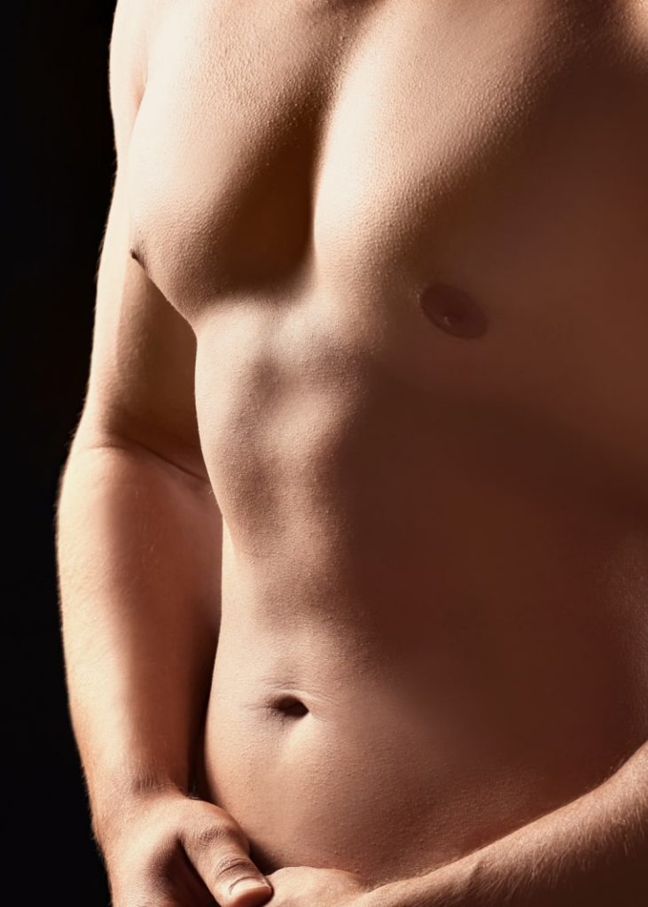 Mans bara överkropp efter fettsugning