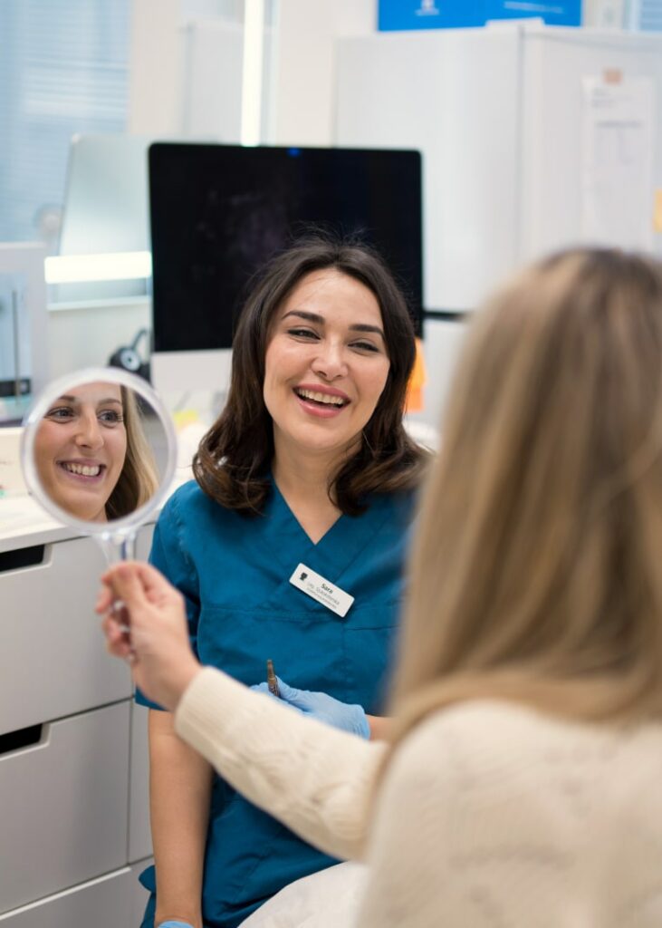 Injektionssköterska Sara på Estetikcentrum skrattar tillsammans med patient