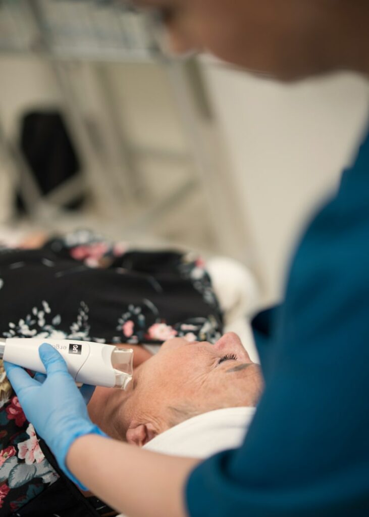 Lyxig ansiktsbehandling med uppstramning av huden på Estetikcentrum i Malmö