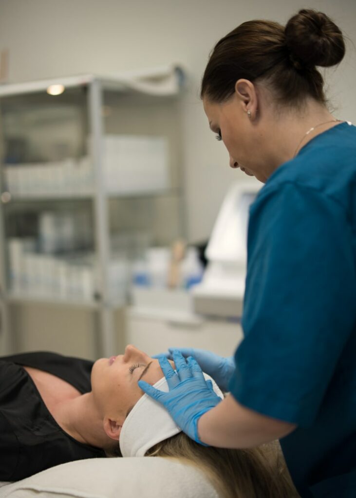 Hudterapeut på Estetikcentrum utför PRX-T33 på en kvinnlig patient