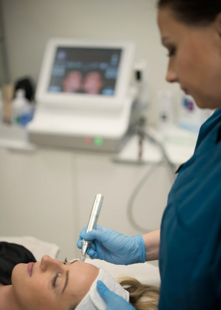 Hudterapeuten Jasmina utför mesoterapi på en patient på Estetikcentrum i Malmö