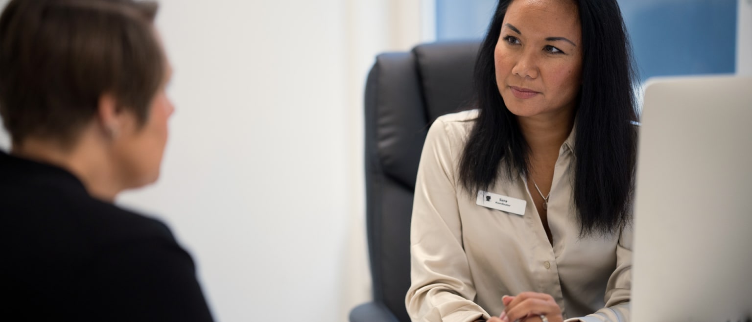 Koordinator Sara har konsultation med en patient