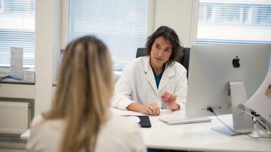 Dr Tina Tos har konsultation med en patient