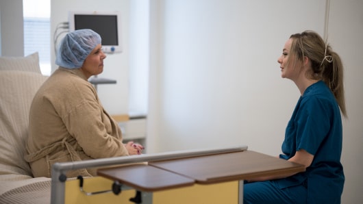 Undersköterska Jessica pratar med patient före operation