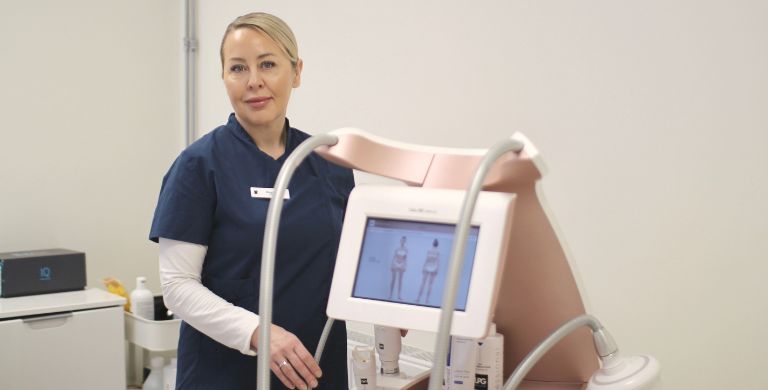 Hudterapeut Magda står vid LPG-maskinen på Estetikcentrum